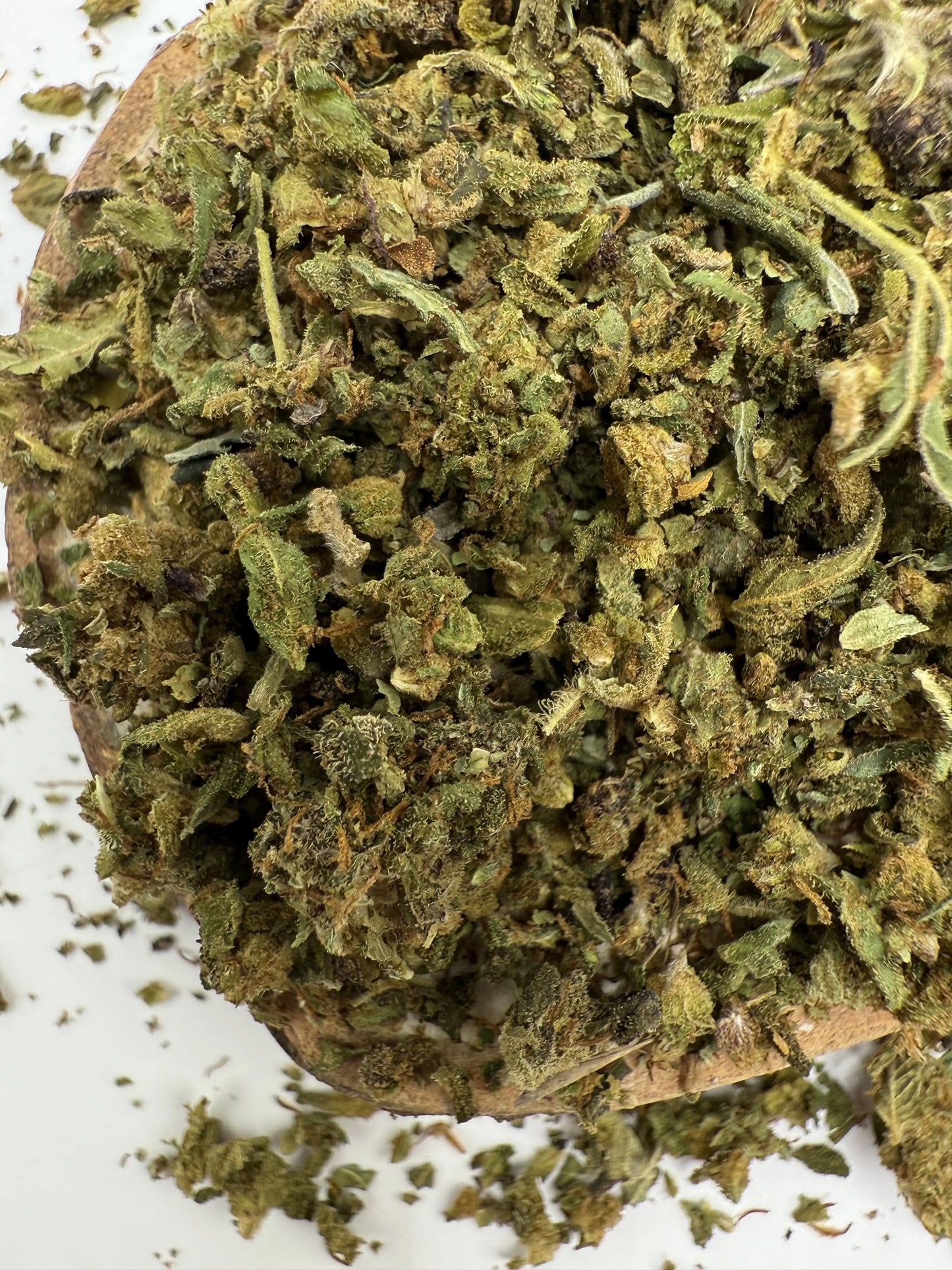Trim CBD – mélange de petites fleurs et feuilles riches en cannabidiol