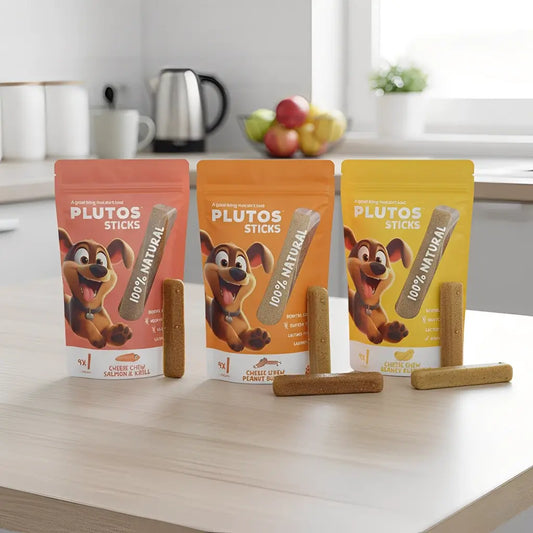 Gros plan sticks dentaires Plutos poulet chien — texture ferme anti-plaque